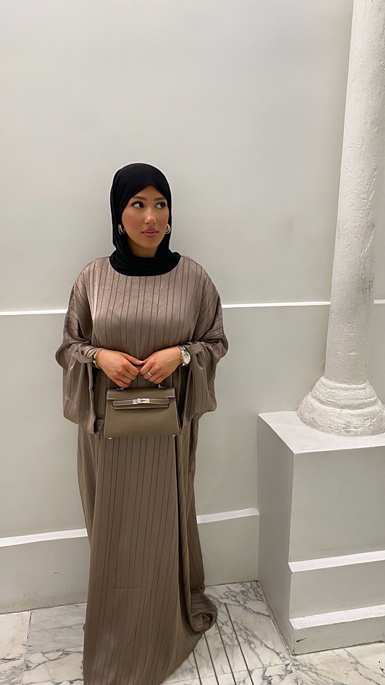 Abaya nude satinée