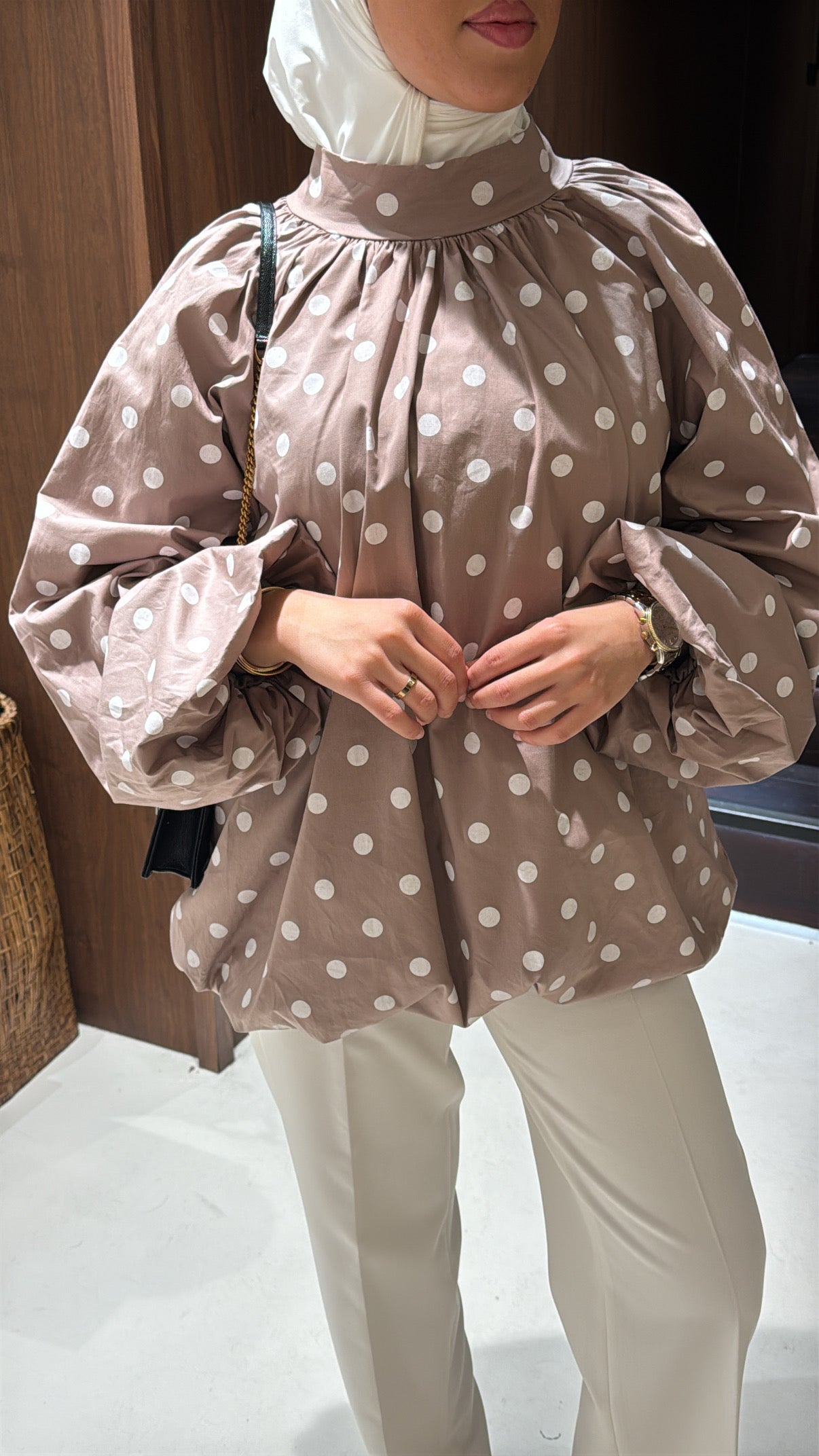 Blouse à pois taupe