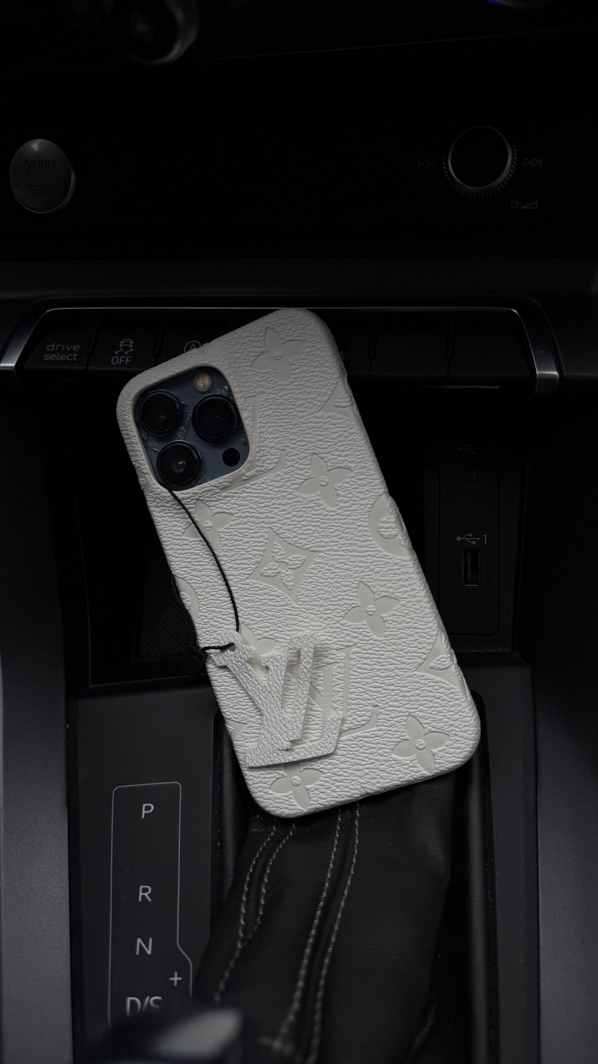 Coque de téléphone blanche lv