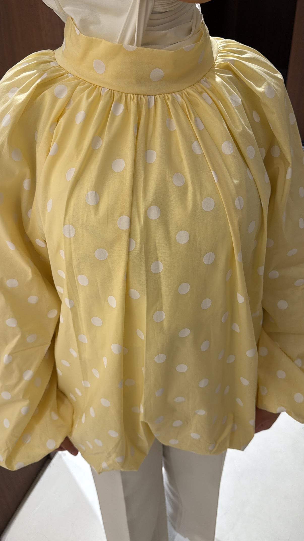 Blouse à pois jaune